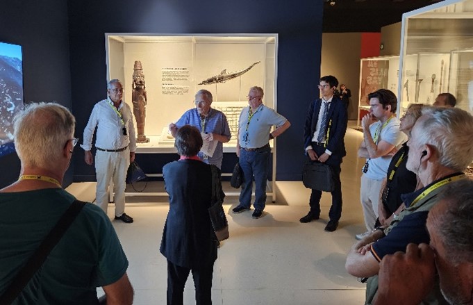 2025 09 09 Grupo en visita exposic Voces del Pacífico